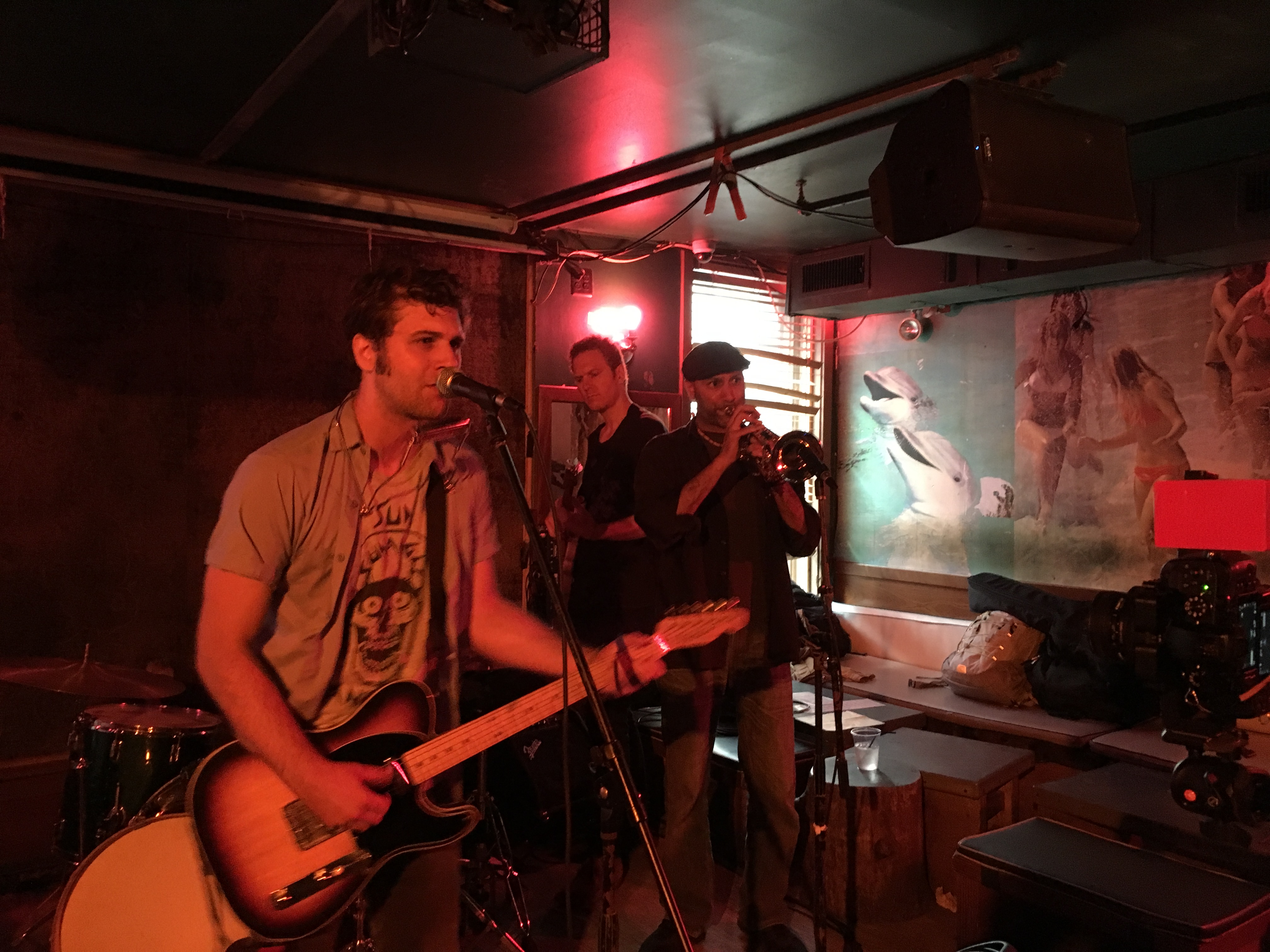 Radiator Kings (Adam, right), playing at Pianos, Oct 2017